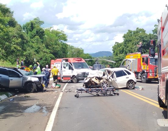 Colisão entre carros causa morte na BR-282