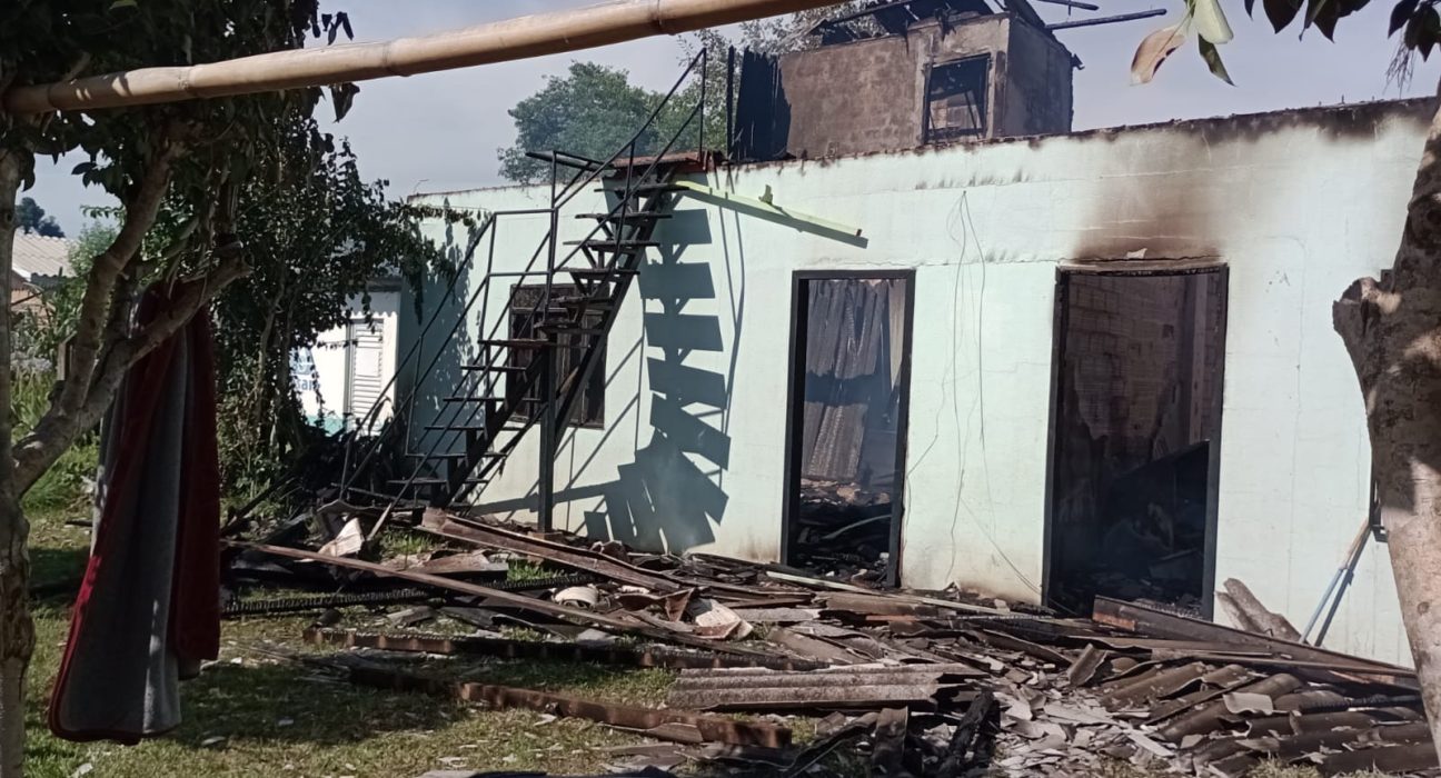 Casa é destruída por incêndio em São Domingos