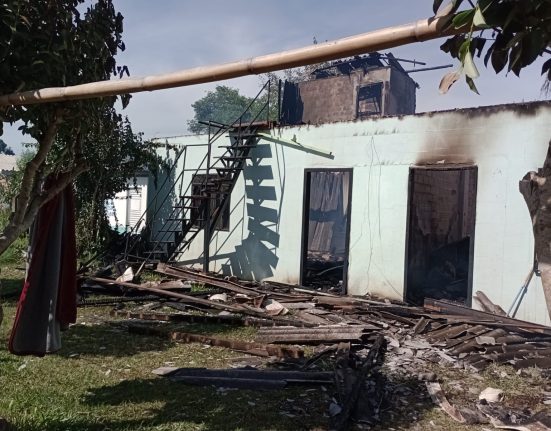 Casa é destruída por incêndio em São Domingos