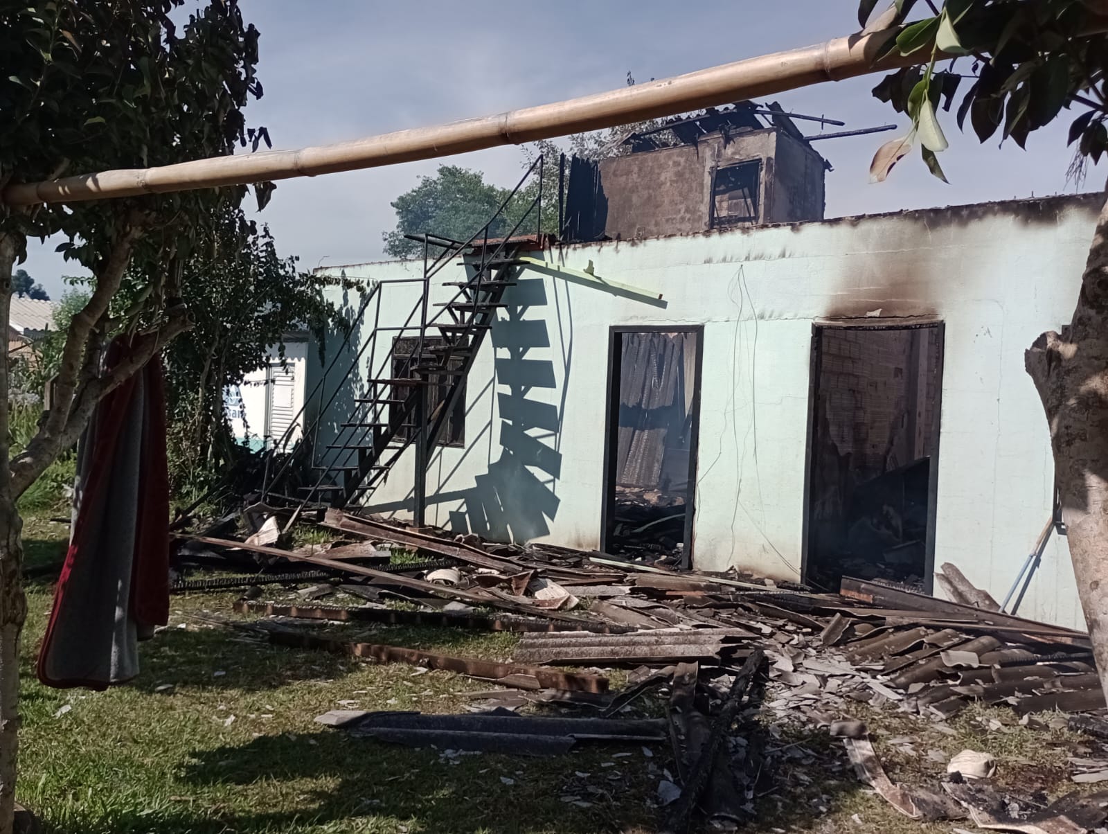 Casa é destruída por incêndio em São Domingos