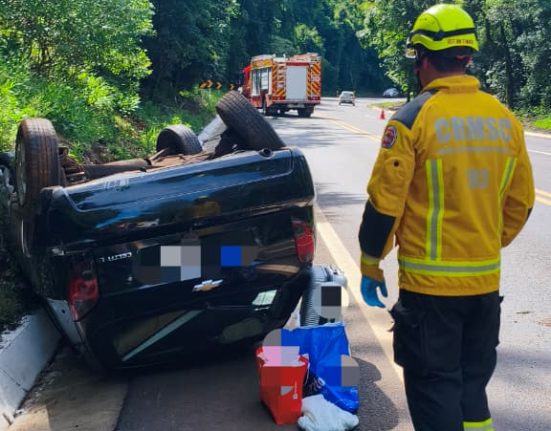 Capotamento mobiliza bombeiros na BR-282