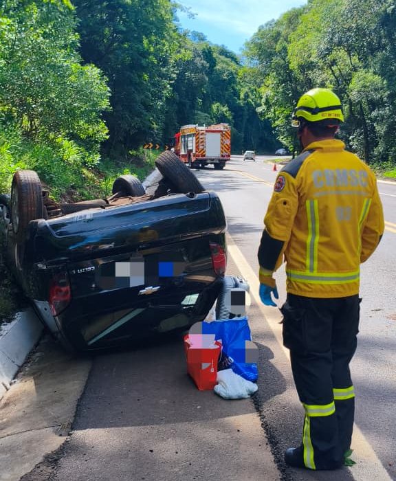 Capotamento mobiliza bombeiros na BR-282
