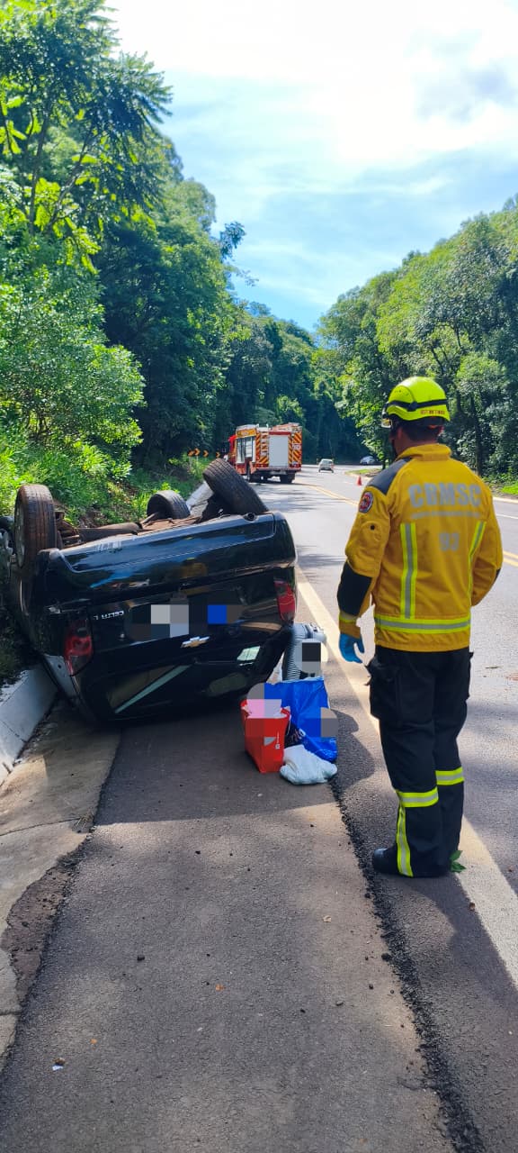 Capotamento mobiliza bombeiros na BR-282