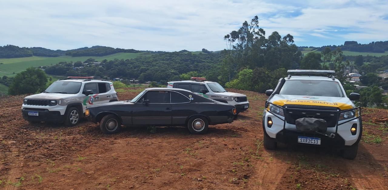 Carro furtado é localizado abandonado em Galvão