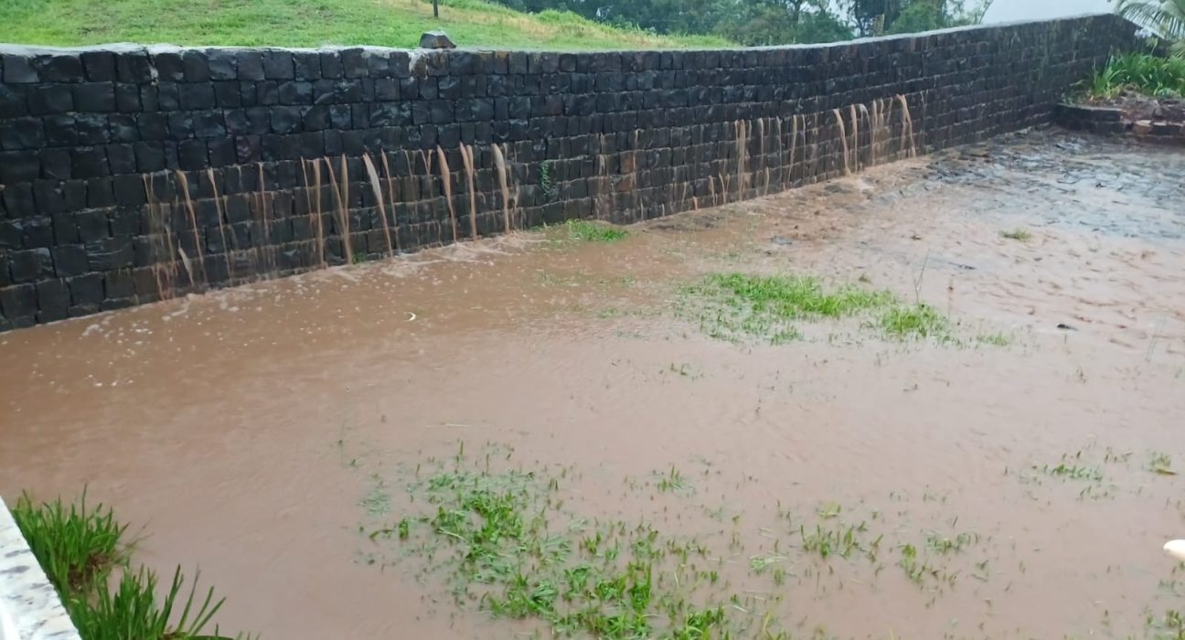 Inundação pontual em Faxinal dos Guedes após chuva intensa