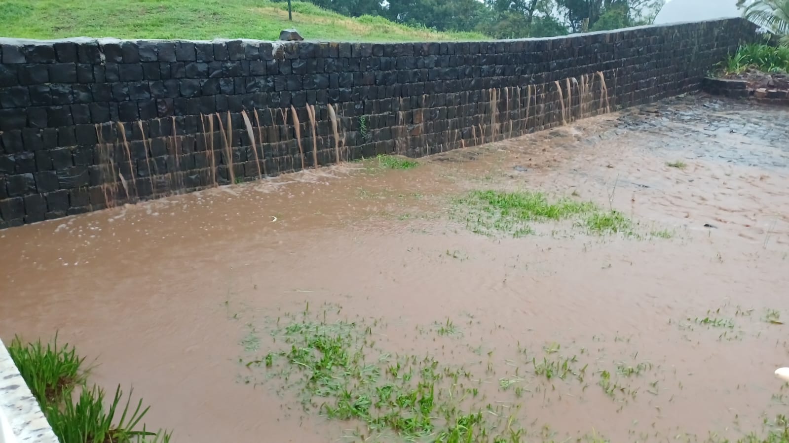 Inundação pontual em Faxinal dos Guedes após chuva intensa