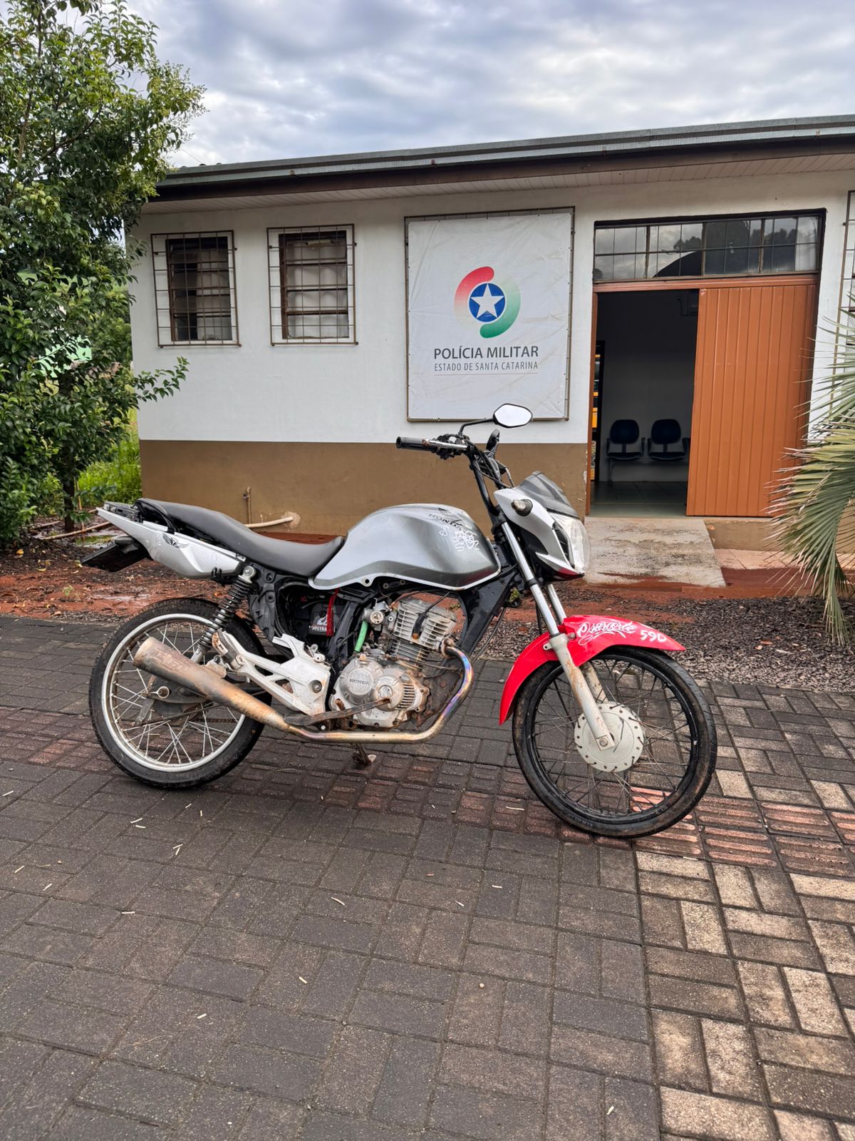 Motociclista foge da polícia e abandona veículo em Entre Rios