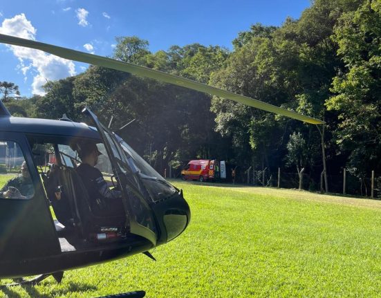 Homem é socorrido por helicóptero após queda de altura em Pinhalzinho