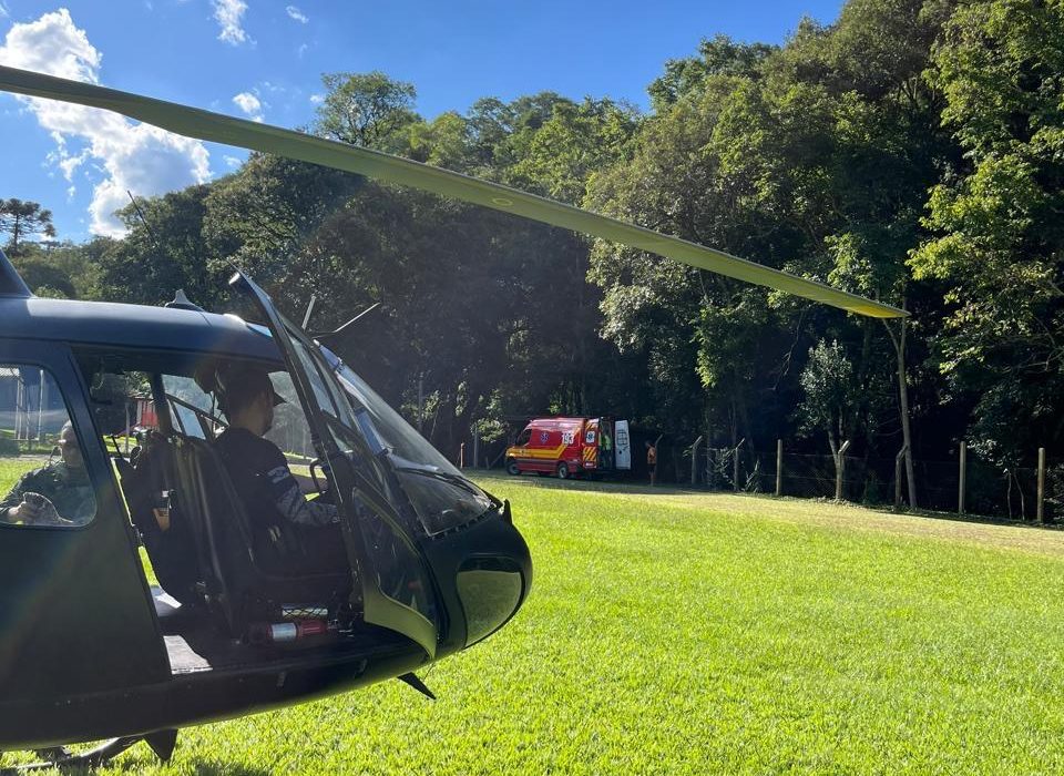 Homem é socorrido por helicóptero após queda de altura em Pinhalzinho