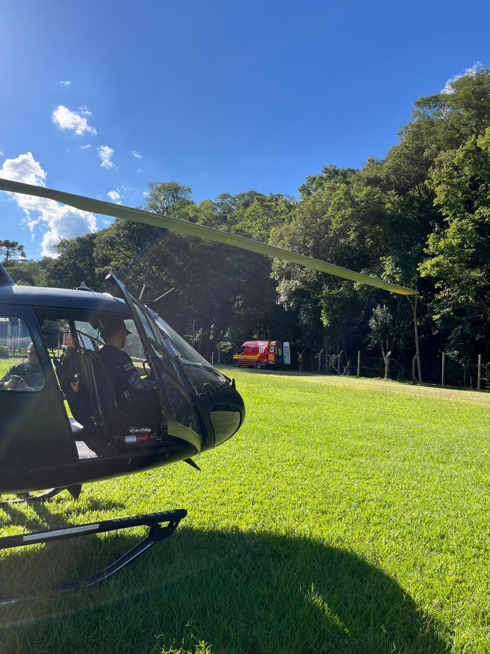 Homem é socorrido por helicóptero após queda de altura em Pinhalzinho