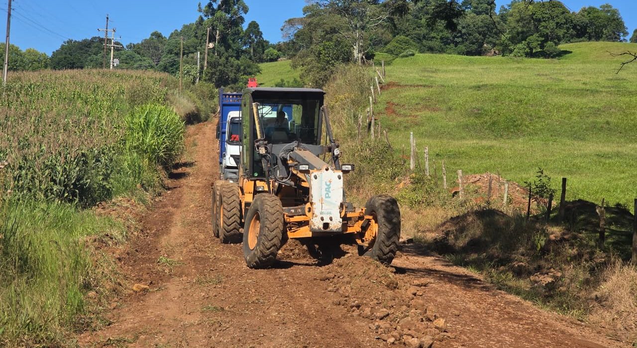 Prefeitura melhora estrada de acesso ao distrito do Maratá