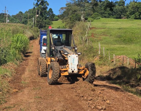 Prefeitura melhora estrada de acesso ao distrito do Maratá