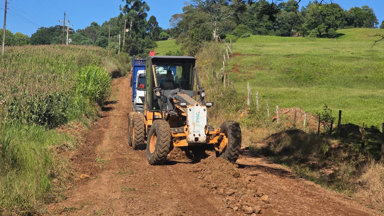 Prefeitura melhora estrada de acesso ao distrito do Maratá