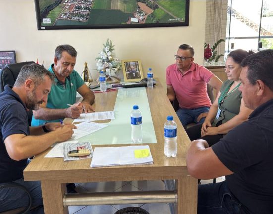 Prefeito assina ordem de serviço para construção de 12 novas casas em Ipuaçu
