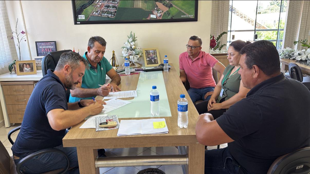 Prefeito assina ordem de serviço para construção de 12 novas casas em Ipuaçu