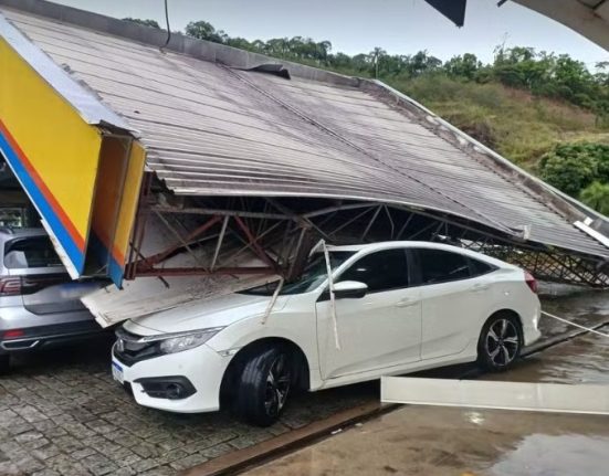 Microexplosão derruba telhado de posto em SC