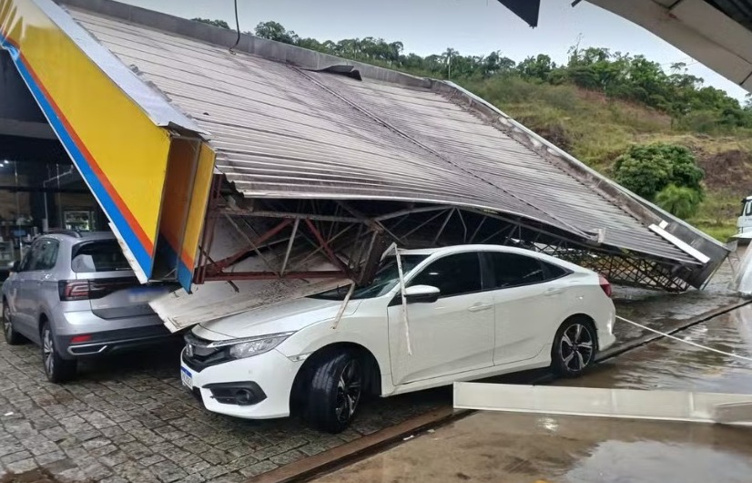 Microexplosão derruba telhado de posto em SC