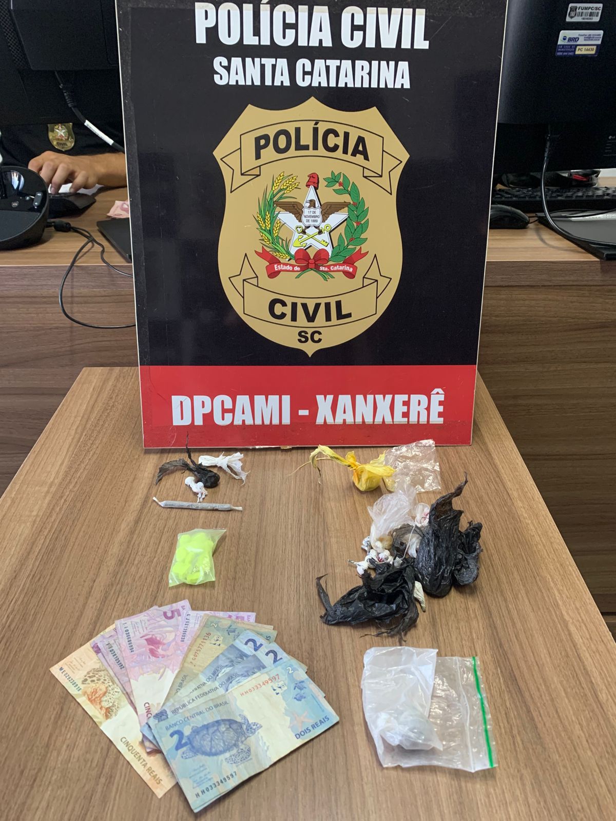 Polícia prende adultos e apreende adolescentes por tráfico em Xanxerê