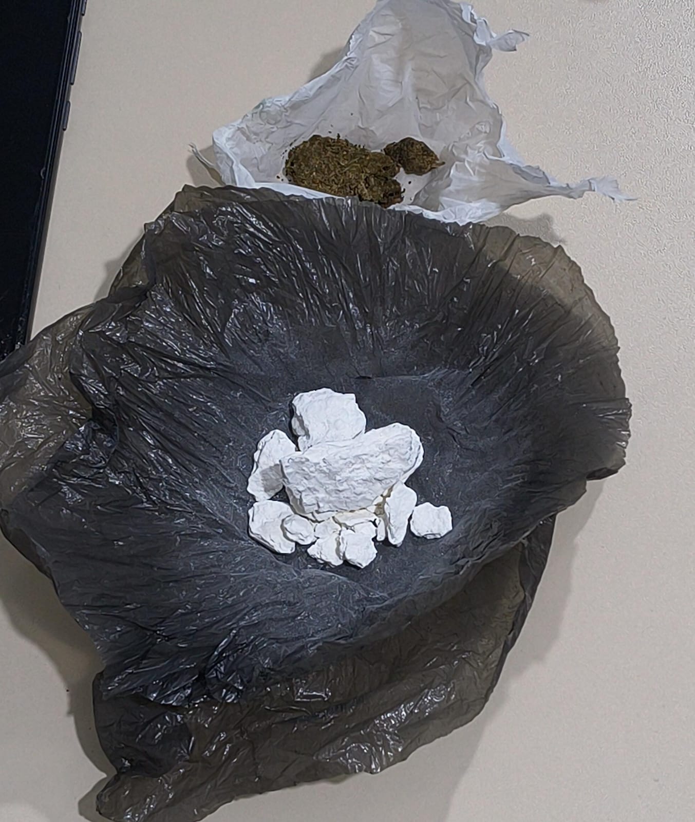 Dois homens são presos por tráfico de drogas em São Domingos
