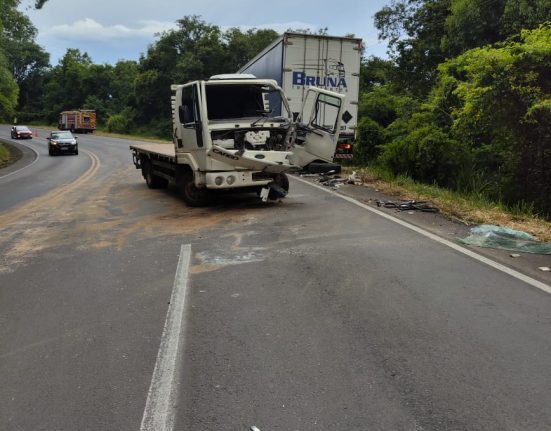 Colisão entre dois caminhões deixa dois feridos na SC-157