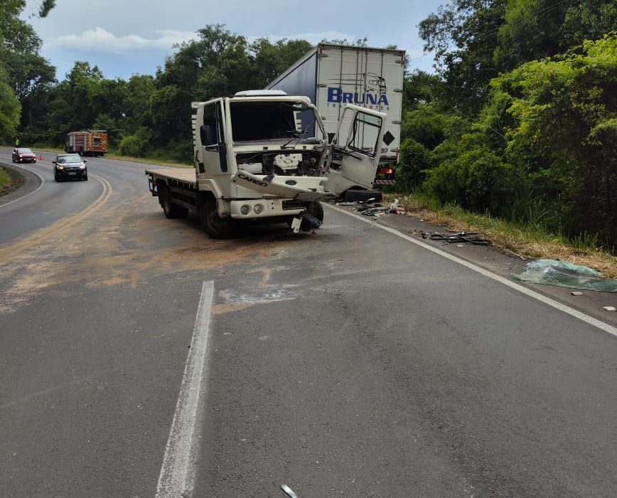 Colisão entre dois caminhões deixa dois feridos na SC-157
