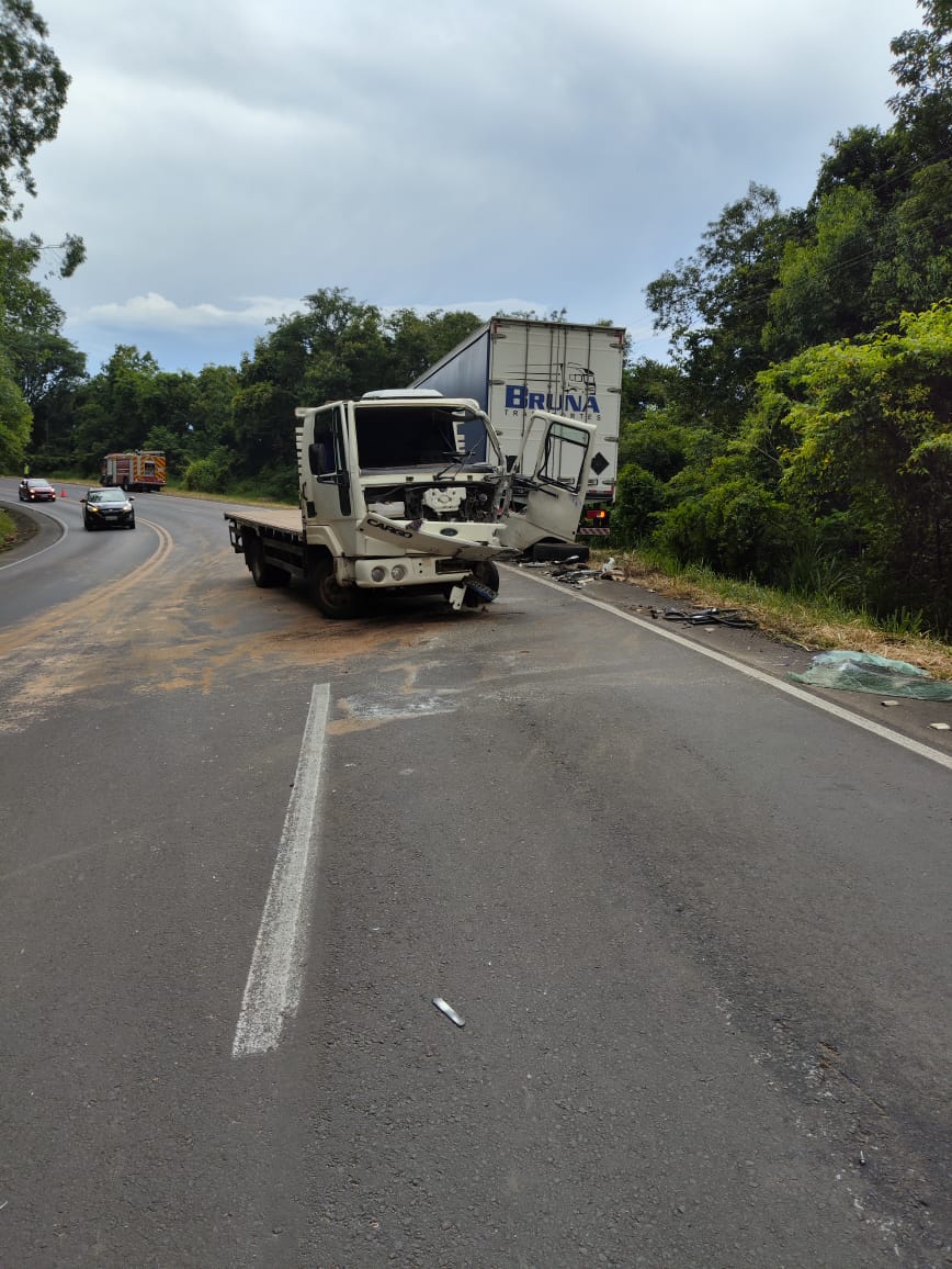 Colisão entre dois caminhões deixa dois feridos na SC-157