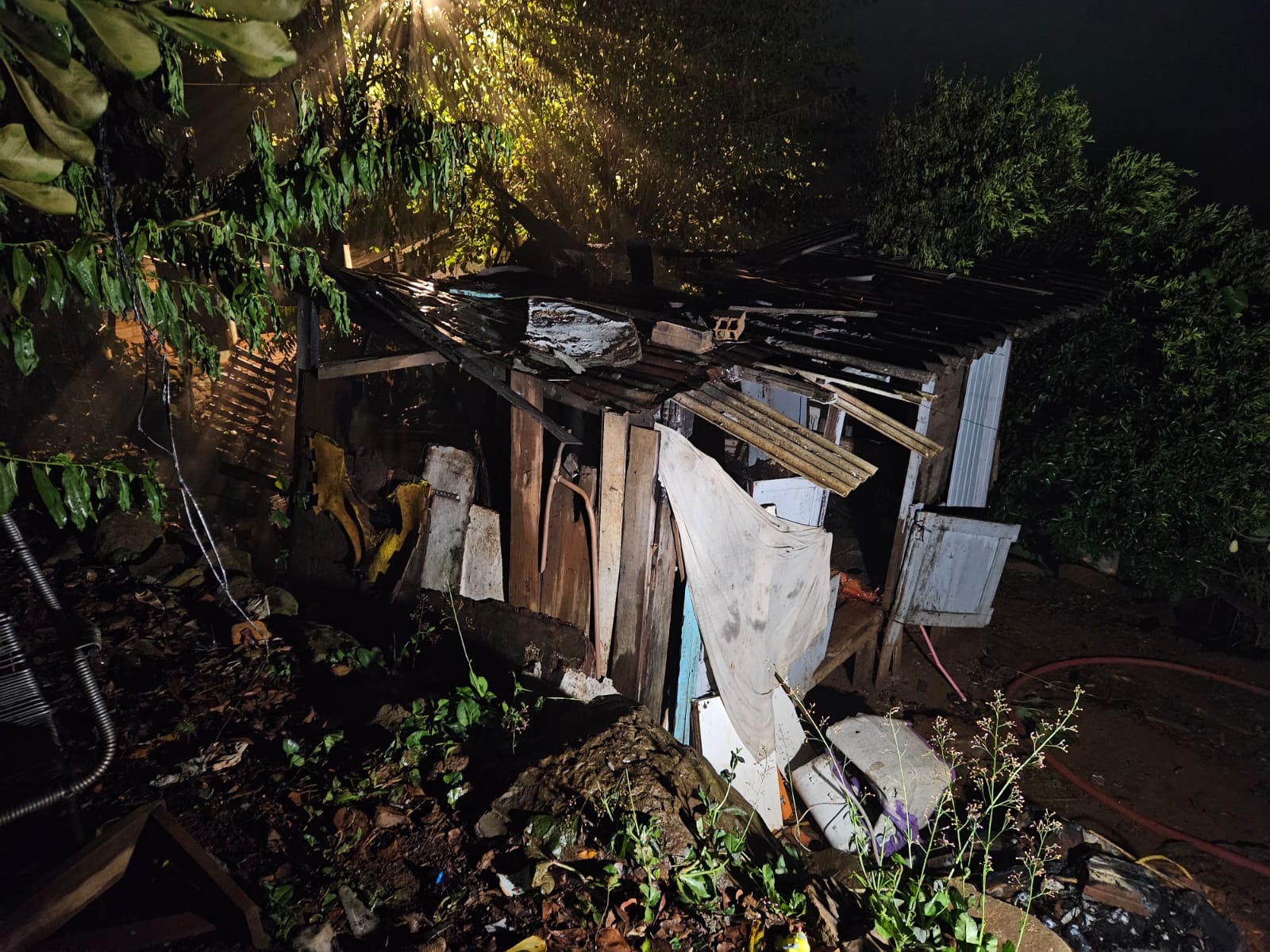 Incêndio atinge residência durante a madrugada em Xanxerê
