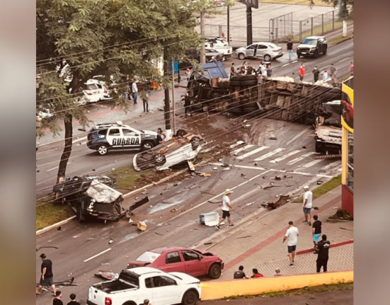 Carreta desgovernada arrastou vários veículos no Centro de Chapecó - Fotos Divulgação/Oeste Mais