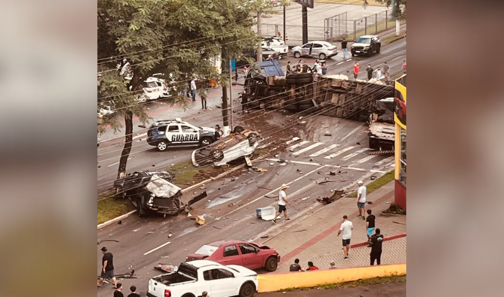 Carreta desgovernada arrastou vários veículos no Centro de Chapecó - Fotos Divulgação/Oeste Mais