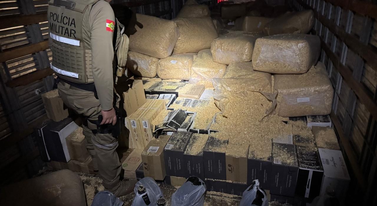Mercadorias estavam embaixo de sacos de maravalha - Fotos PMRv