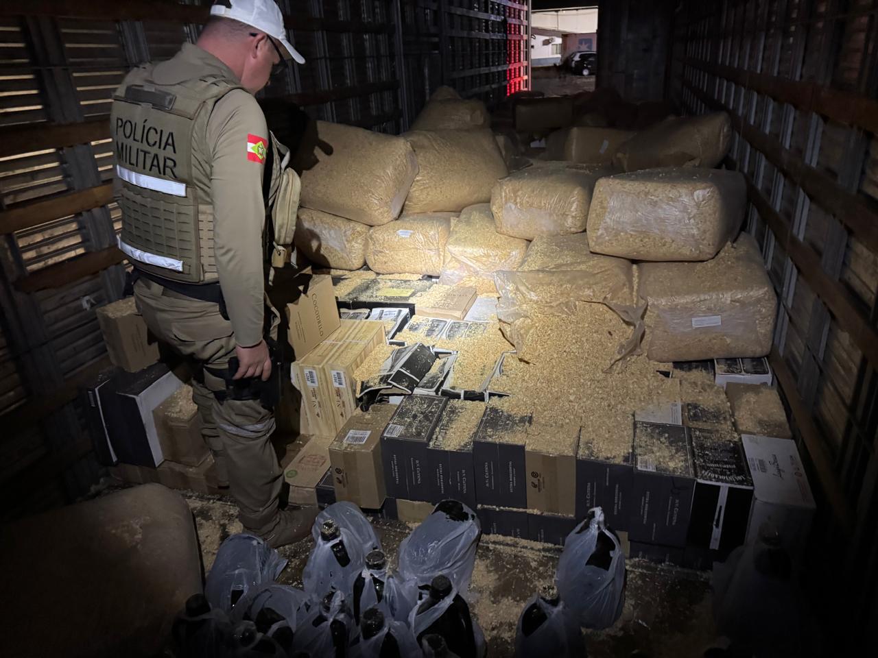 Mercadorias estavam embaixo de sacos de maravalha - Fotos PMRv