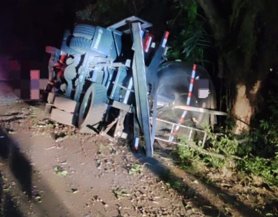Caminhão com leite tomba na BR-282 em Saudades