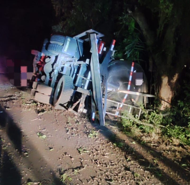 Caminhão com leite tomba na BR-282 em Saudades