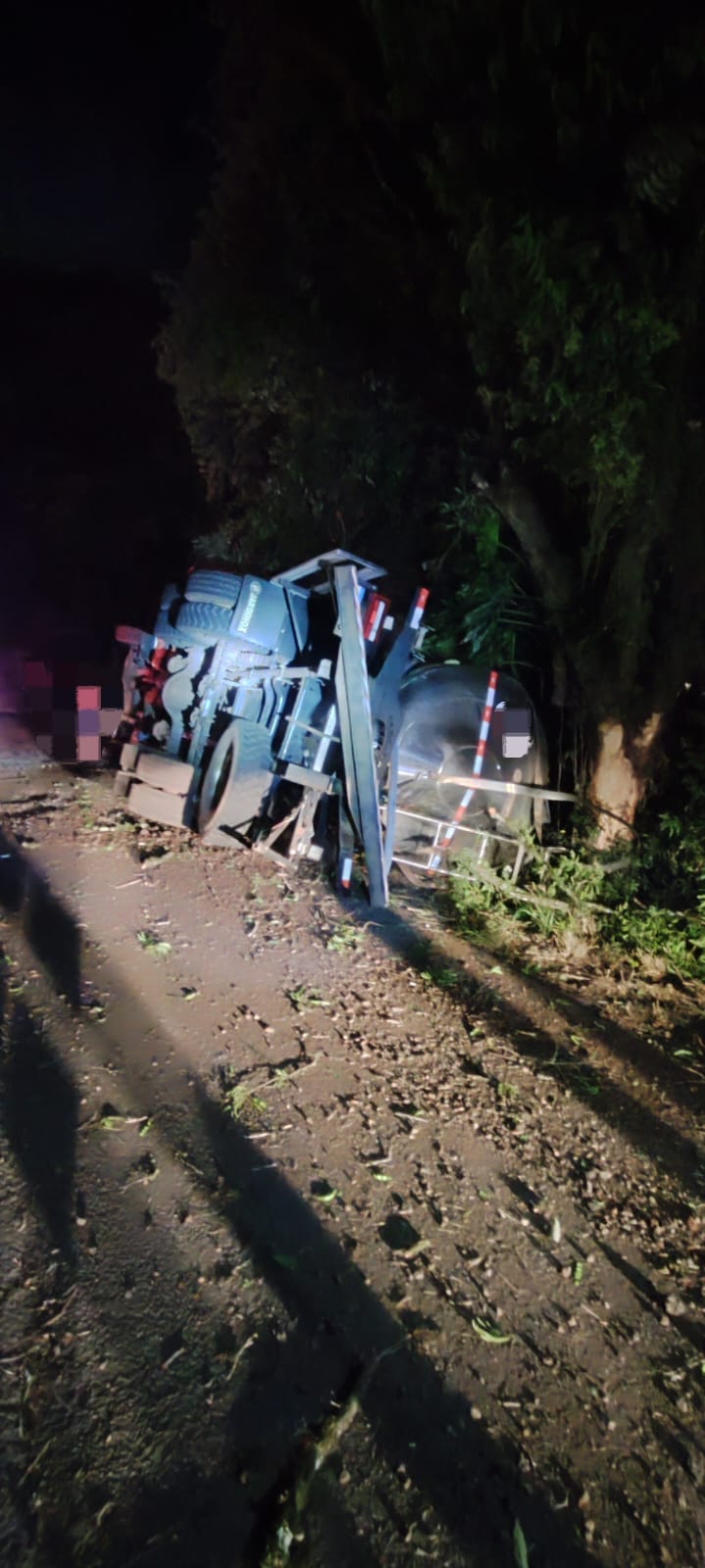 Caminhão com leite tomba na BR-282 em Saudades