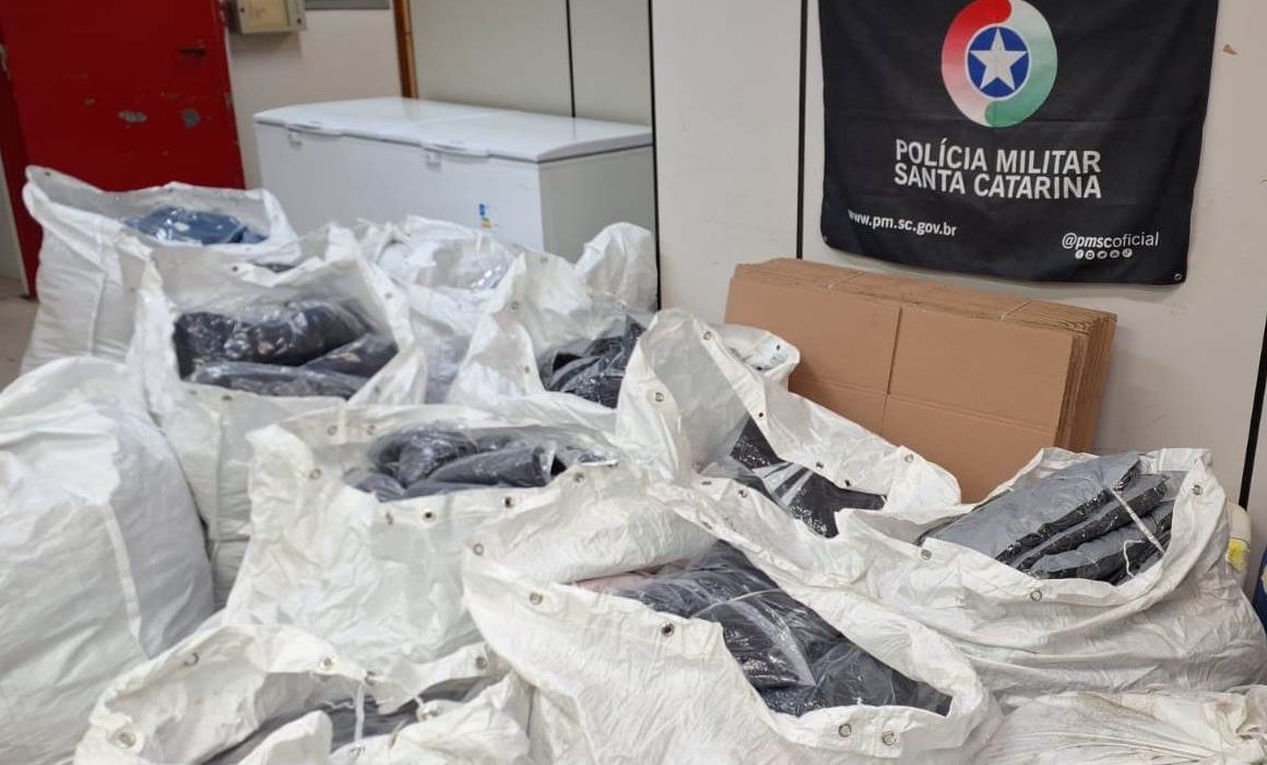 Sacos cheios de roupa foram encontrados em ônibus - Foto Polícia Militar