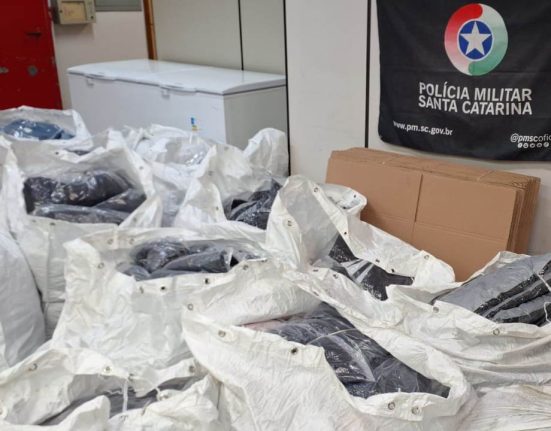 Sacos cheios de roupa foram encontrados em ônibus - Foto Polícia Militar