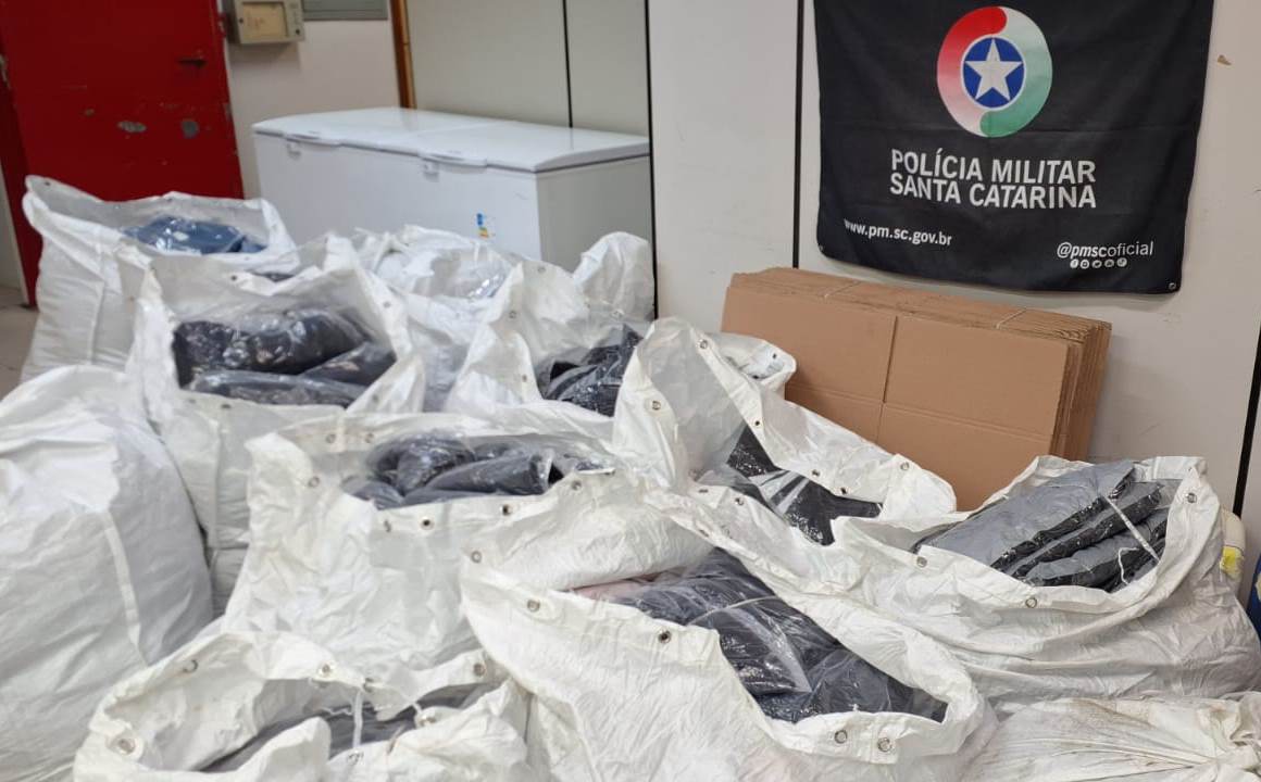 Sacos cheios de roupa foram encontrados em ônibus - Foto Polícia Militar