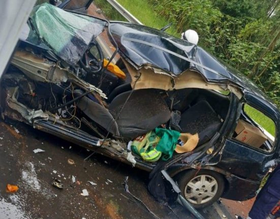 Motorista do carro morreu no local - Fotos Corpo de Bombeiros