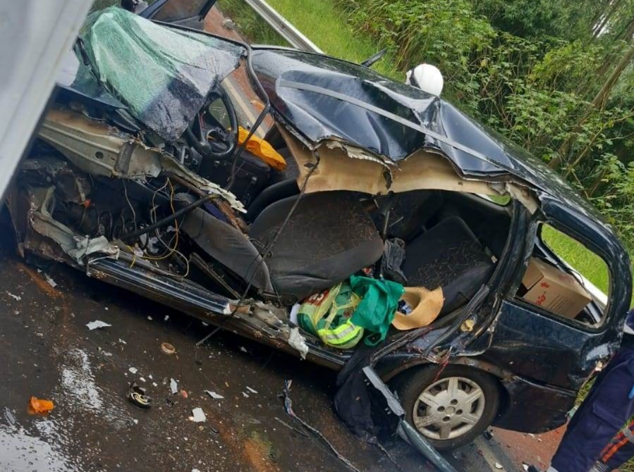 Motorista do carro morreu no local - Fotos Corpo de Bombeiros