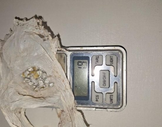 Na revista pessoal, foram encontradas 23 pedras de substância análoga ao crack