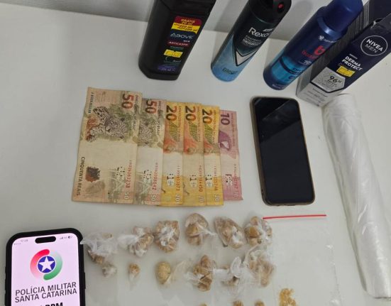 Pedras de crack foram apreendidas em flagrante de tráfico de drogas - Foto Polícia Militar
