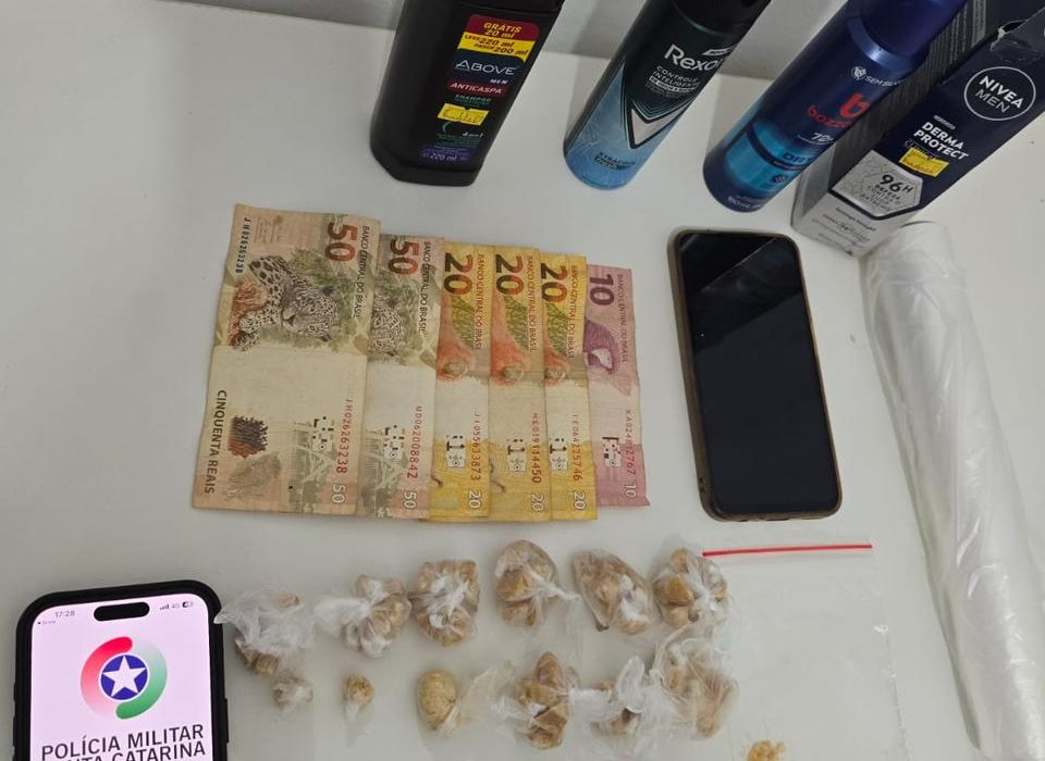Pedras de crack foram apreendidas em flagrante de tráfico de drogas - Foto Polícia Militar