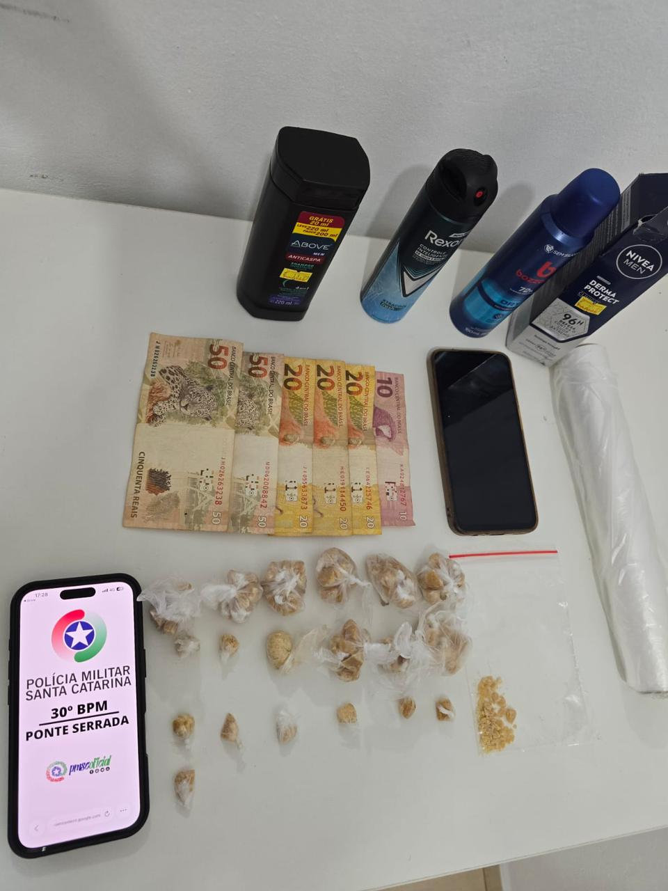 Pedras de crack foram apreendidas em flagrante de tráfico de drogas - Foto Polícia Militar