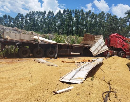 Acidente aconteceu na manhã desta quinta-feira - Fotos PMRv