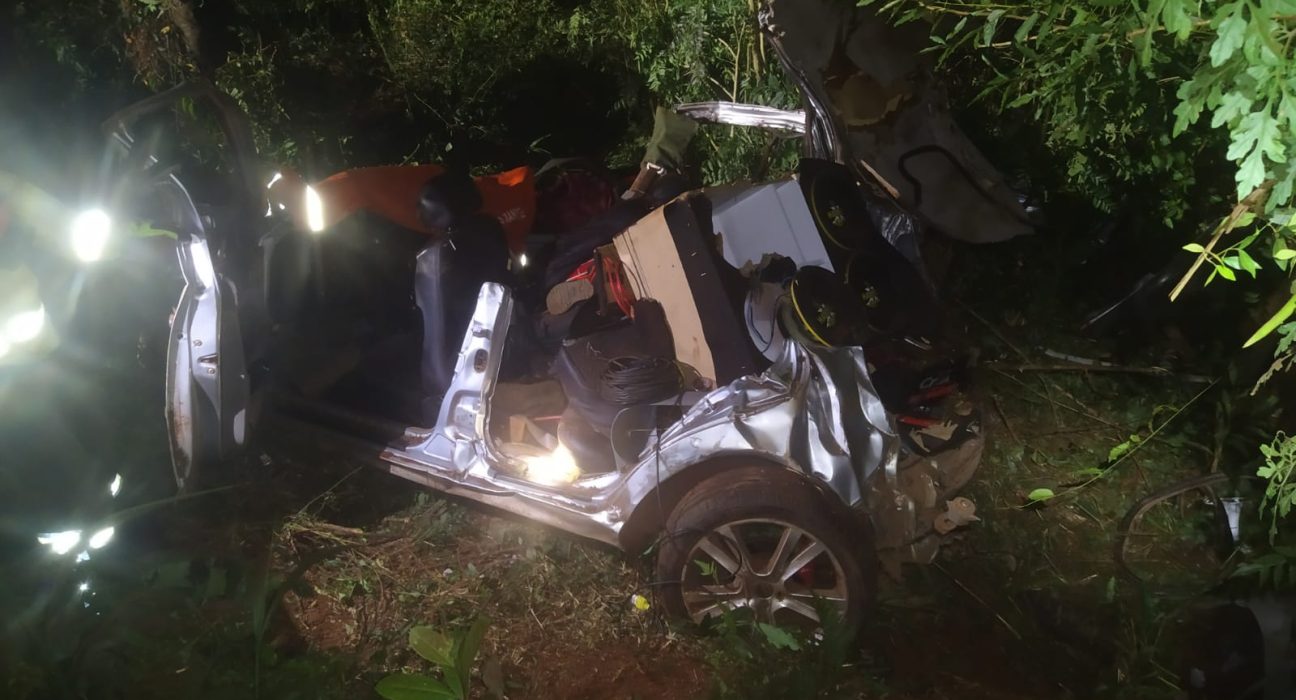 Carro ficou bastante danificado após saída de pista - Fotos Corpo de Bombeiros