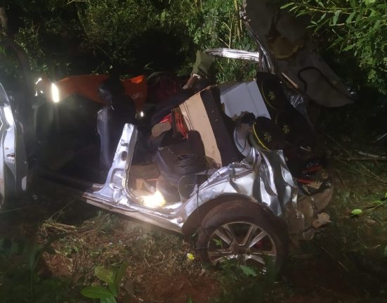 Carro ficou bastante danificado após saída de pista - Fotos Corpo de Bombeiros