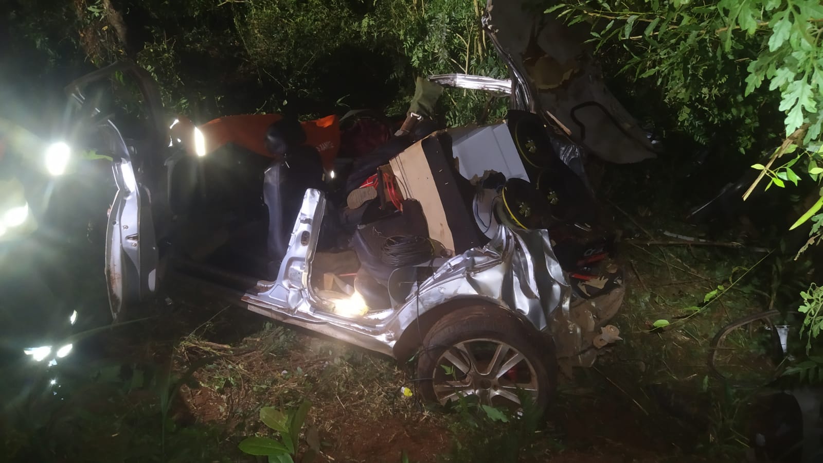 Carro ficou bastante danificado após saída de pista - Fotos Corpo de Bombeiros
