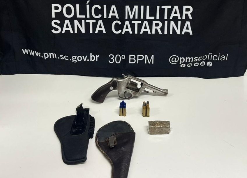Arma e munições foram apreendidas - Foto Polícia Militar