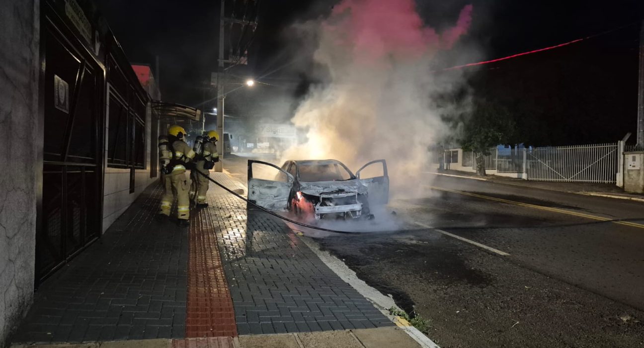 Veículo ficou destruído após pegar fogo de madrugada - Fotos Corpo de Bombeiros
