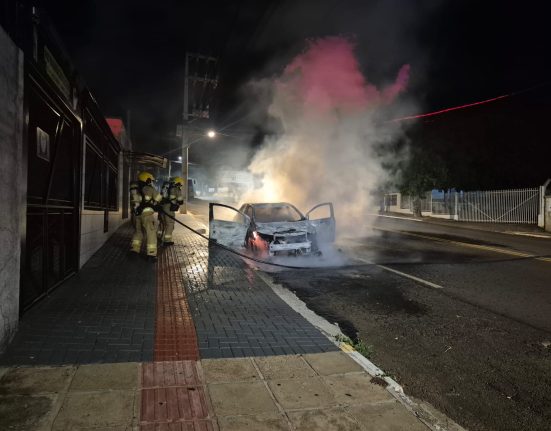 Veículo ficou destruído após pegar fogo de madrugada - Fotos Corpo de Bombeiros